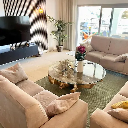 Lovely In The Location 10-12 Beds! Villa