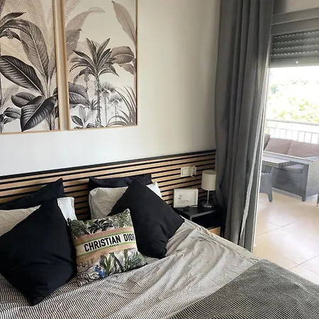 Lovely In The Location 10-12 Beds!